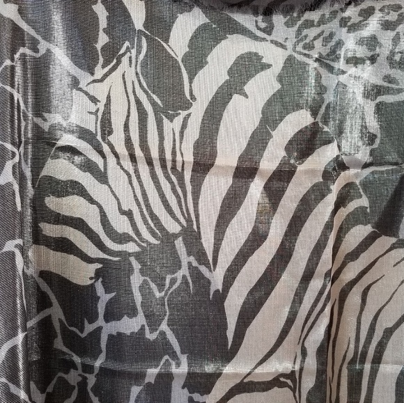 Animal print metalic shimmer scarf - Picture 6 of 7